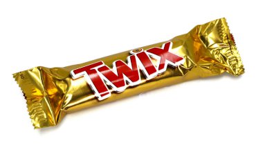 Roma, İtalya 9 Kasım 2021: Beyaz arka planda izole edilmiş TWIX çikolatası. Twix, Mars Anonim Şirketi 'nin bir markası.