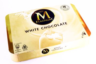 Pescara, İtalya - 31 Mayıs 2020: MAGNUM White Chocolate Ice Cream Yapımcısı Unilever