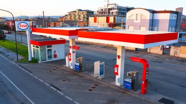 Pescara, İtalya 16 Mart 2022 ESSO Benzin İstasyonu. ESSO bir ExxonMobil markasıdır.