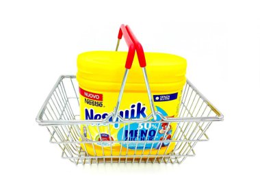 Pescara, İtalya - 18 Şubat 2019: NESQUIK Çikolata Tozu. Nesquik, Nestle tarafından üretilen bir markadır.
