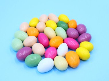 Mavi arkaplanda renkli Paskalya Kompozisyonu