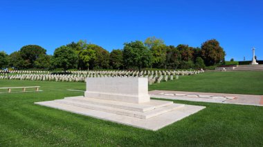 Sangro Nehri Savaş Mezarlığı, Chieti ilinin Torino di Sangro ilçesindeki Contrada Sentinelle 'de yer alır.