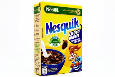 Pescara, İtalya 8 Şubat 2021: NESQUIK Nestle Mısır gevreği kutusu