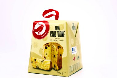 Pescara, İtalya, 26 Aralık 2019: Geleneksel Meyveli Pasta Panettone. Auchan Süpermarket zinciri tarafından satıldı.