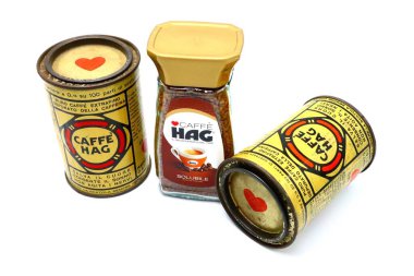 Pescara, İtalya 19 Ağustos 2019: HAG Coffee, Vintage Tin Can ve şimdiki Jar. HAG, Jacobs Douwe Egberts markasıdır.
