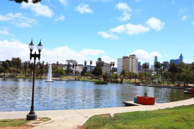 Los Angeles, California - 16 Mayıs 2019: Los Angeles 'ın Westlake mahallesindeki MacArthur Park manzarası