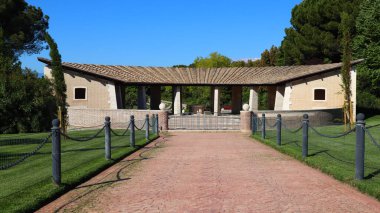 Torino di Sangro, İtalya - 20 Mayıs 2021: Sangro Nehri Savaş Mezarlığı. İngiliz ve Bağımsız Devletler Savaş Mezarlığı. 2. Dünya Savaşı 'nda Sangro Nehri yakınlarında ölen askerler.