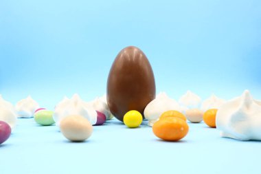 Mutlu Paskalya Kompozisyonu. Çikolatalı Paskalya yumurtası