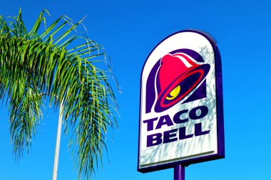 Los Angeles, Kaliforniya 10 Ekim 2019 TACO Fast food restoranı. Taco Bell, Meksika 'da taco, burrito, quesadilla ve nachos içeren değişik yemekler sunar.