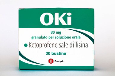 Roma, İtalya 16 Ağustos 2022: Ketoprofen lizin çözeltisi içeren OKI ilacı. Steroidal olmayan antienflamatuar çeşitli koşullarda ağrıyı azaltmak için kullanılır. Oki bir Domp markası, İtalya.