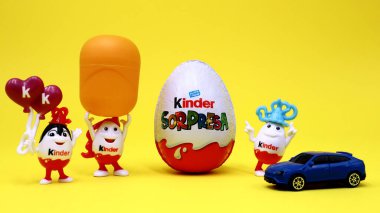 Alba, İtalya 11 Mart 2021: Kinder Sürpriz Çikolata Yumurtaları. Kinder Surprise, Ferrero tarafından İtalya 'da üretilen bir üründür.