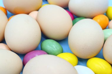 Mavi arkaplanda renkli Paskalya Kompozisyonu