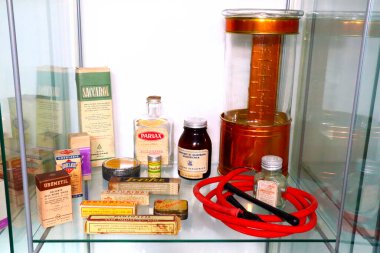 Roma, İtalya 6 Mart 2022: 1940 ve 1960 'lar arasında eski ilaç sergisi