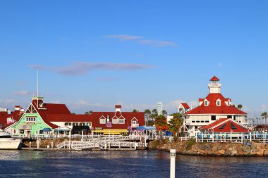 LONG BEACH, Los Angeles, California - 16 Mayıs 2019: SHORELINE VILLAGE Long Beach Rıhtımı