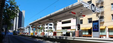 LONG BEACH Los Angeles, California - 5 Ekim 2019: Downtown Long Beach Metro İstasyonu, Los Angeles 'tan Long Beach' e Mavi Hat Metro Treni