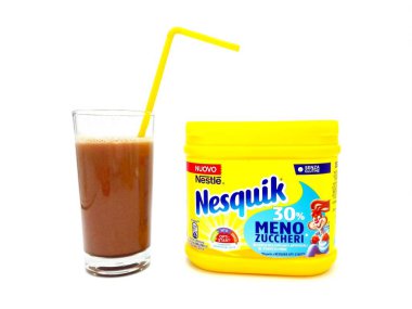 Pescara, İtalya - 18 Şubat 2019: NESQUIK Çikolata Tozu. Nesquik, Nestle tarafından üretilen bir markadır.