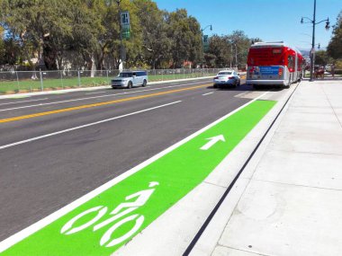 BEVERLY HILLS, California - 16 Eylül 2018: Bisiklet Yolu ve Metro Rapid Otobüs. 704, Santa Monica Bulvarı.