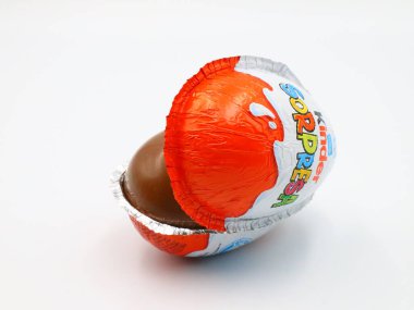 Pescara, İtalya 5 Mart 2019 Kinder Sürpriz Çikolatalı Yumurtalar. Kinder Surprise, Ferrero tarafından İtalya 'da üretilen bir üründür.