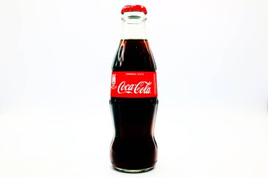Pescara, İtalya 1 Ocak 2020: COCA-COLA Orijinal Tat Şişesi. Coca-Cola ve şişe tasarımları Coca-Cola Şirketi 'nin markasıdır.