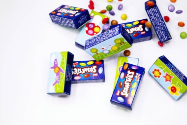Pescara, İtalya 1 Ocak 2020: SMARTIES, Renkli Çikolata Şekerlemesi Yapımı Nestl