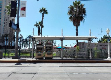 SAN DIEGO, California - 12 Eylül 2018: San Diego MTS Metropolitan Transit Sistemi Yeşil Hat Trolley Liman İstasyonu
