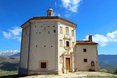 İtalya 'nın Abruzzo kentindeki Rocca Calascio kalesine yakın Santa Maria Della Piet