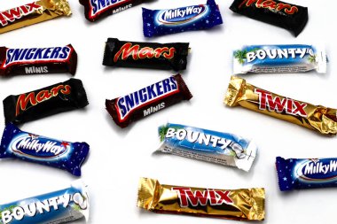 Roma, İtalya 9 Kasım 2021: MARS, Twix, Bounty, Snickers ve Samanyolu çikolatası beyaz arka planda izole edildi. Mars, Mars Anonim Şirketi 'nin bir markası.