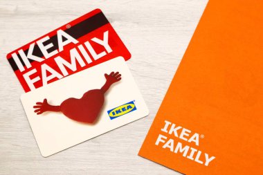 Pescara, İtalya 7 Eylül 2019: IKEA Katalogları. IKEA dünyanın en büyük mobilya perakendecisi ve mobilya montajına hazır satıyor..