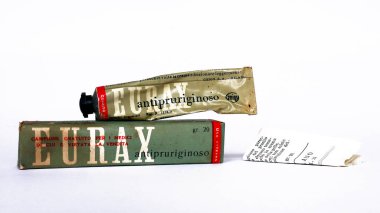 Roma, İtalya 19 Şubat 2022: 1950 'lerin vintage EURAX Creme GEIGY tıbbı kaşıntı tedavisi için. GEIGY S.A. Milan (İtalya)