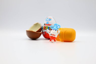 Pescara, İtalya 5 Mart 2019 Kinder Sürpriz Çikolatalı Yumurtalar. Kinder Surprise, Ferrero tarafından İtalya 'da üretilen bir üründür.