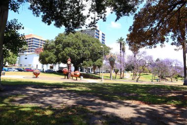 Los Angeles, California - 16 Mayıs 2019: Los Angeles 'ın Westlake mahallesindeki MacArthur Park manzarası