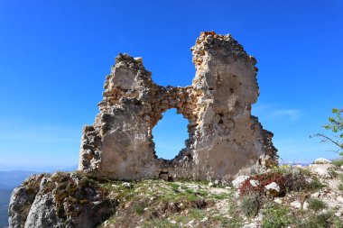 Rocca Calascio Kalesi dağın tepesindeki bir kaledir.