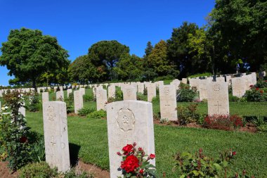 Sangro Nehri Savaş Mezarlığı, Chieti ilinin Torino di Sangro ilçesindeki Contrada Sentinelle 'de yer alır.