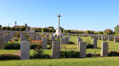 Sangro Nehri Savaş Mezarlığı, Chieti ilinin Torino di Sangro ilçesindeki Contrada Sentinelle 'de yer alır.