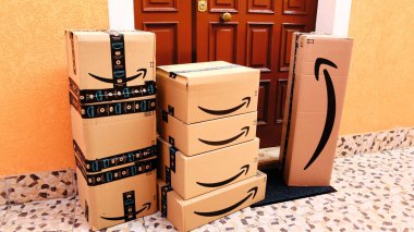 Amazon paketleri, kutular kapıya teslim edilecek.