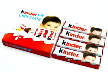 Pescara, İtalya 11 Ağustos 2019: Kinder Çikolata Çubukları. Kinder, Ferrero tarafından İtalya 'da üretilen bir üründür.