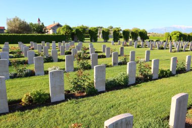 Sangro Nehri Savaş Mezarlığı, Chieti ilinin Torino di Sangro ilçesindeki Contrada Sentinelle 'de yer alır.