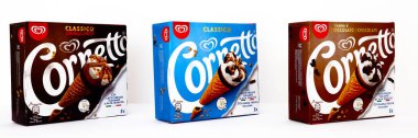 Roma, İtalya 8 Ağustos 2021: farklı aromalı CORNETTO dondurması kutuları. CORNETTO Unilever markasıdır.