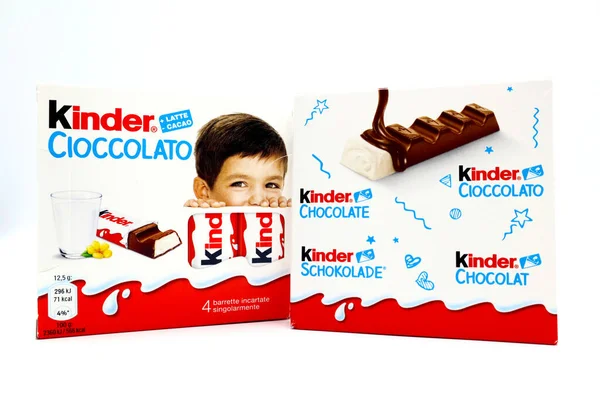 ペスカーラ イタリア8月11 2019 優しいチョコレートバー KinderはFerreroによってイタリアで作られた製品のブランドです — ストック写真