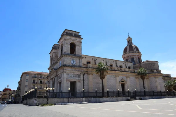 르레의 Duomo Giarre 1794 신고전적 대성당으로 마드리드의 후원자인 스페인의 생이시도르에게 — 스톡 사진