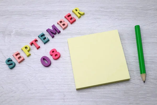 Eylül Ahşap Masa Zemininde Blok Notları Kalem Içeren Günlük Renkli — Stok fotoğraf