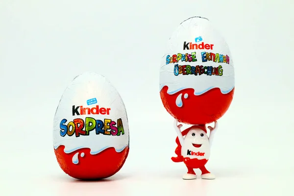 2019年11月30日 意大利佩斯卡拉 带Kinderino Eggman Mascot的Kinder Surprise Chocolate Eggs Kinder Surprise是费雷罗在意大利生产的一种产品 — 图库照片