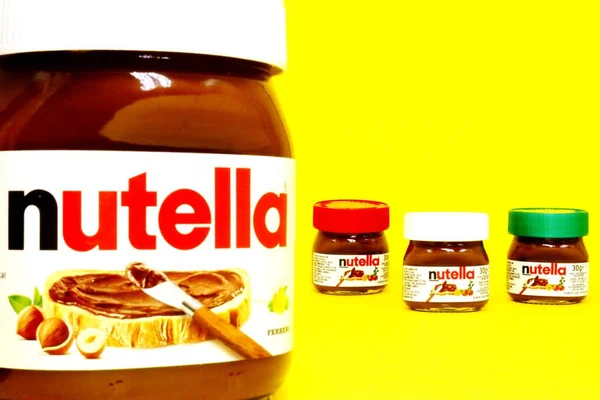 意大利阿尔巴 2021年1月28日 Nutella Jars Hazelnut与可可一起传播 Nutella是费雷罗在意大利生产的一种产品 — 图库照片