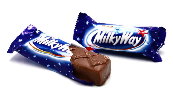 2021年11月9日 意大利罗马 Milky Way巧克力条 白色背景 银河系是火星公司的一个品牌 — 图库照片