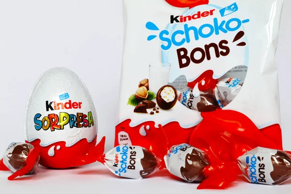 Pescara, İtalya 18 Temmuz 2019 Kinder Schoko-Bons Çikolatası. Kinder, Ferrero tarafından İtalya 'da üretilen bir üründür.