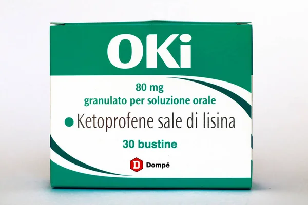 ローマ イタリア2022年8月16日 ケトプロフェンリジン塩溶液を用いたOki薬 非ステロイド系抗炎症薬は 様々な条件から痛みを緩和するために使用されます OkiはDompのブランドです イタリア — ストック写真