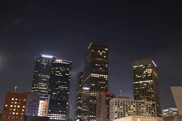 カリフォルニア州ロサンゼルス 2019年5月14日 ウォルト ディズニー コンサートホールから夜のロサンゼルスのダウンタウンの景色 — ストック写真