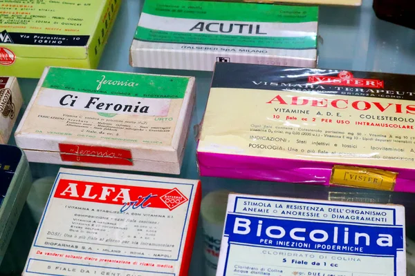 Vintage Old Medicines Display — Stock Photo, Image