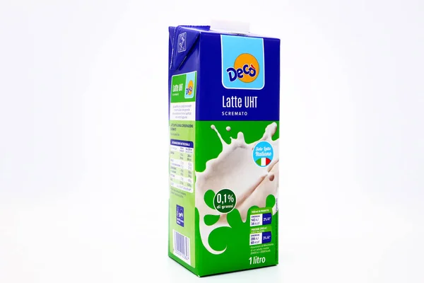 ペスカーラ イタリア2019年12月19日 12月低温殺菌低脂肪ミルク 12月のイタリアの牛乳製品スーパーマーケットチェーン マルチエディグループ Arborea — ストック写真