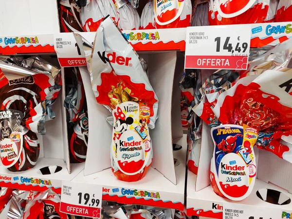 Rzym Włochy Kinder Niespodzianka Czekoladowe Jaja Supermarkecie — Zdjęcie stockowe
